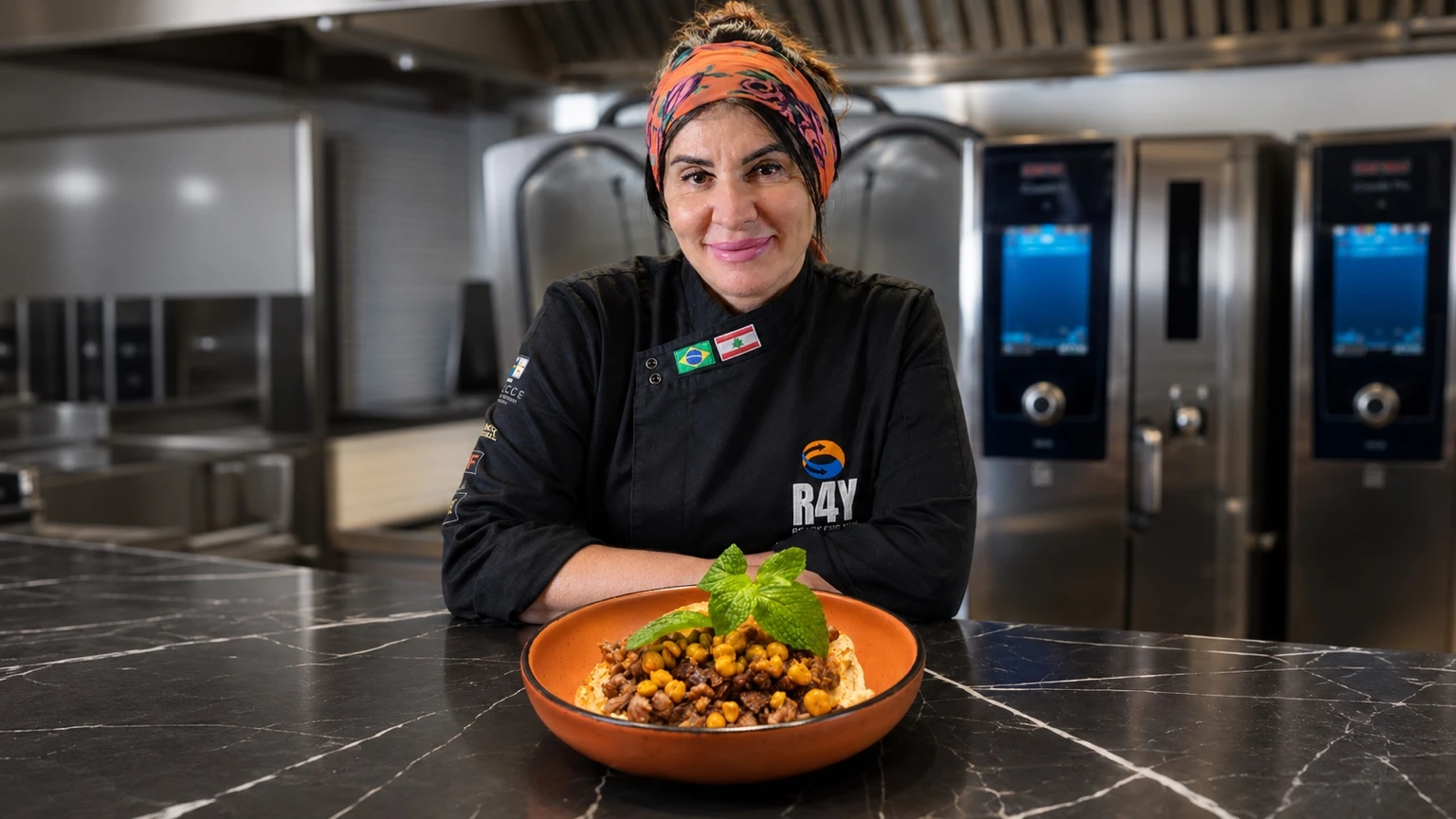Chef Regina Maatouk preparando gastronomia árabe para eventos do Espaço Convivium