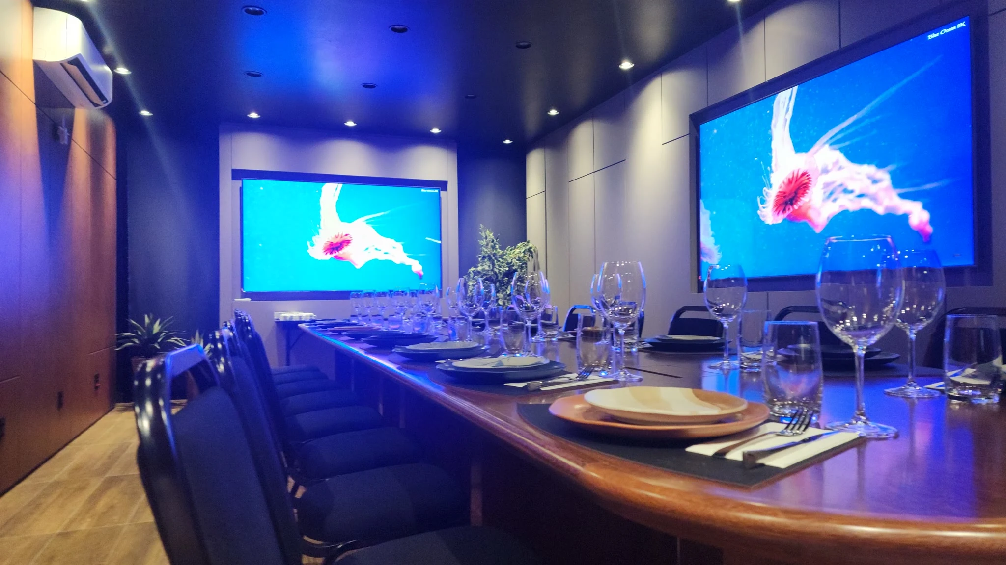 Mesa decorada com iluminação azul para festa no Espaço Convivium Vila Olímpia