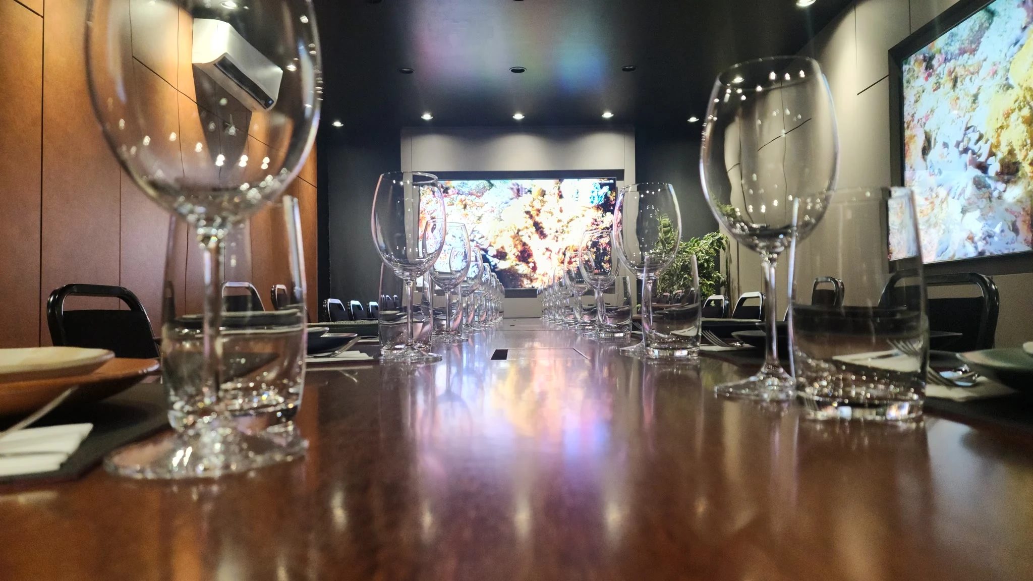 Espaço Convivium com mesa central para 22 pessoas, excelente integração entre os convidados