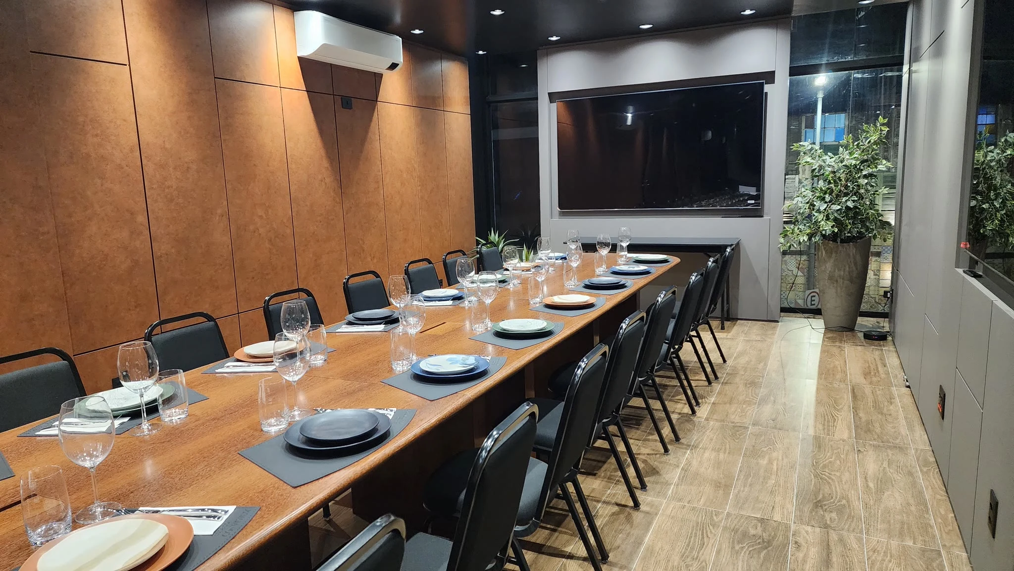 Taças de vinho em mesa posta para mini wedding no Espaço Convivium Vila Olímpia