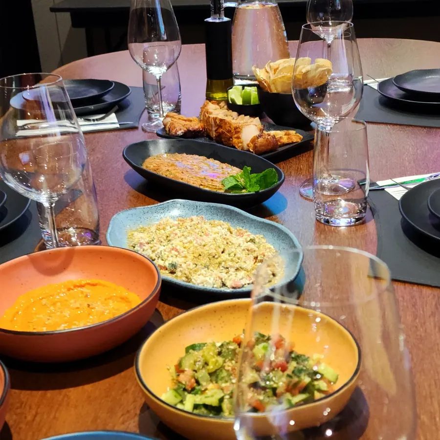 Fatuche, muhamara, chanclish, tartare de kibe cru e barriga suína pururucada servidos à mesa no Espaço Convivium