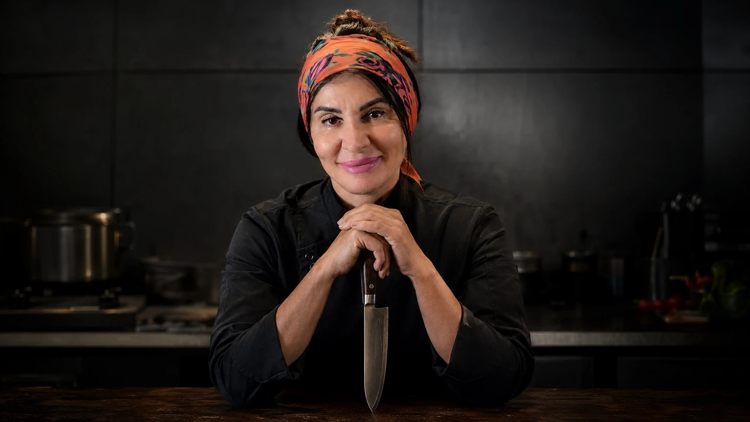 Chef Regina Maatouk preparando prato árabe para evento em sala privativa