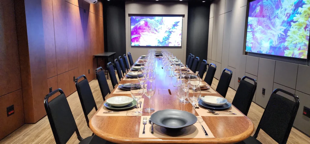 Sala privativa com mesa completa montada no Espaço Convivium Vila Olímpia