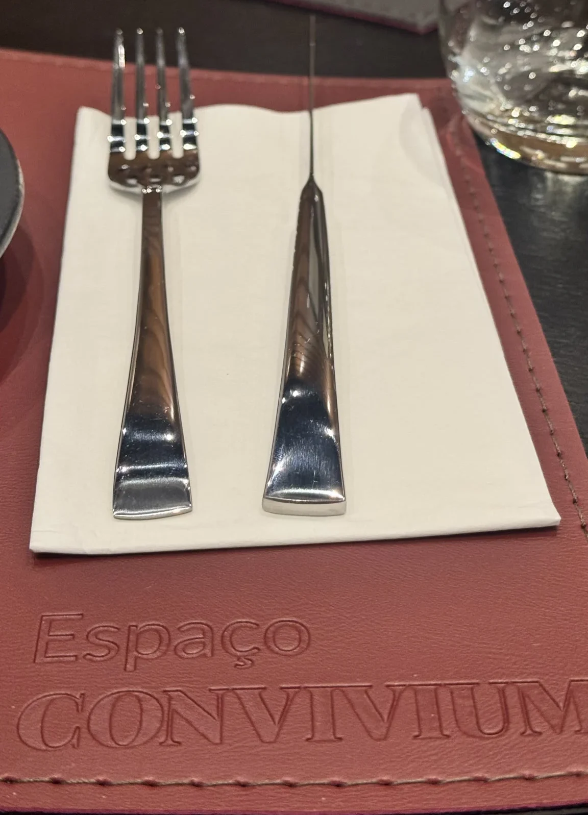 Jogo americano personalizado vermelho com a marca Espaço Convivium para festa de aniversário