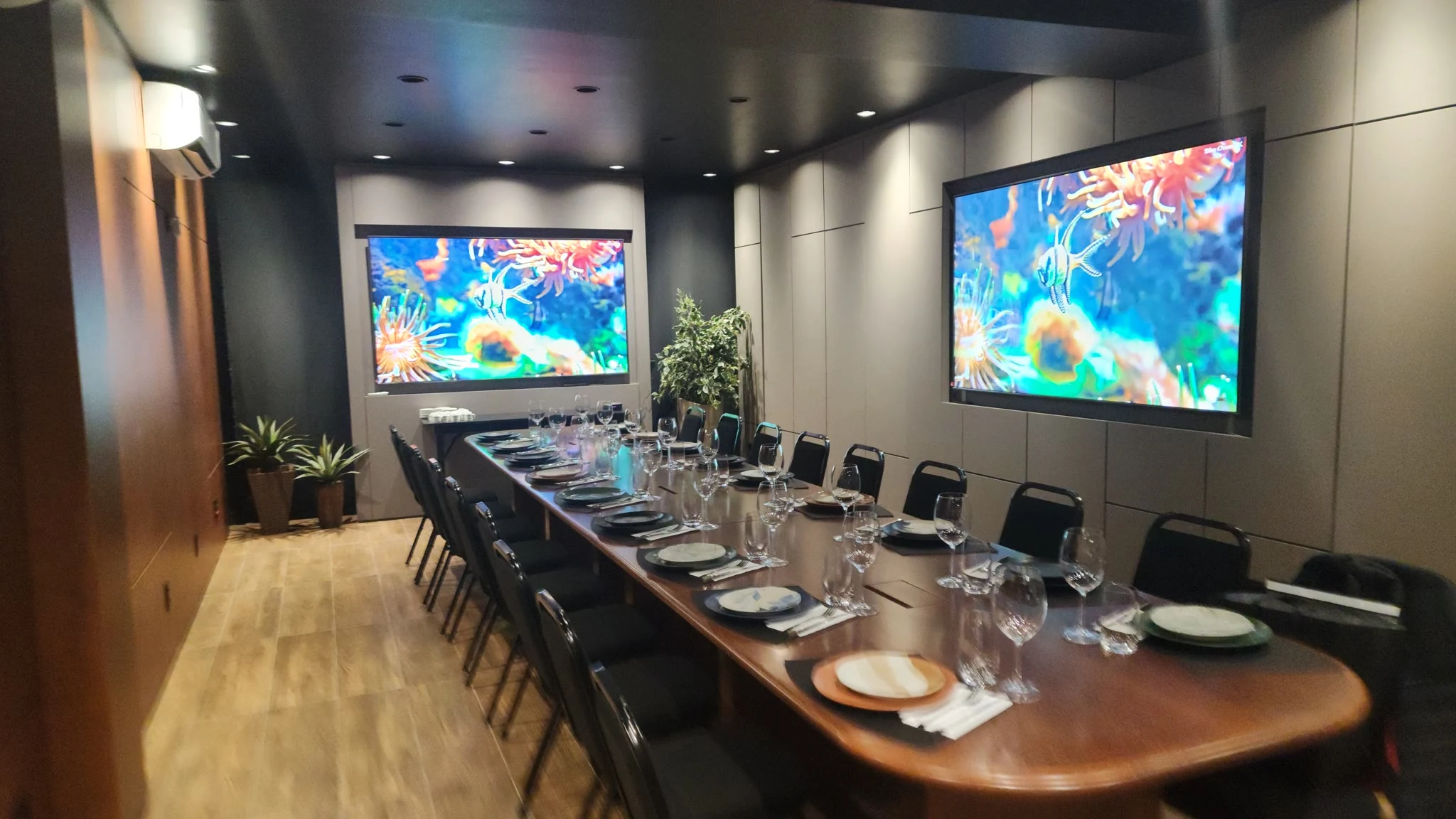 Detalhe de mesa posta com marca Espaço Convivium gravada no jogo americano