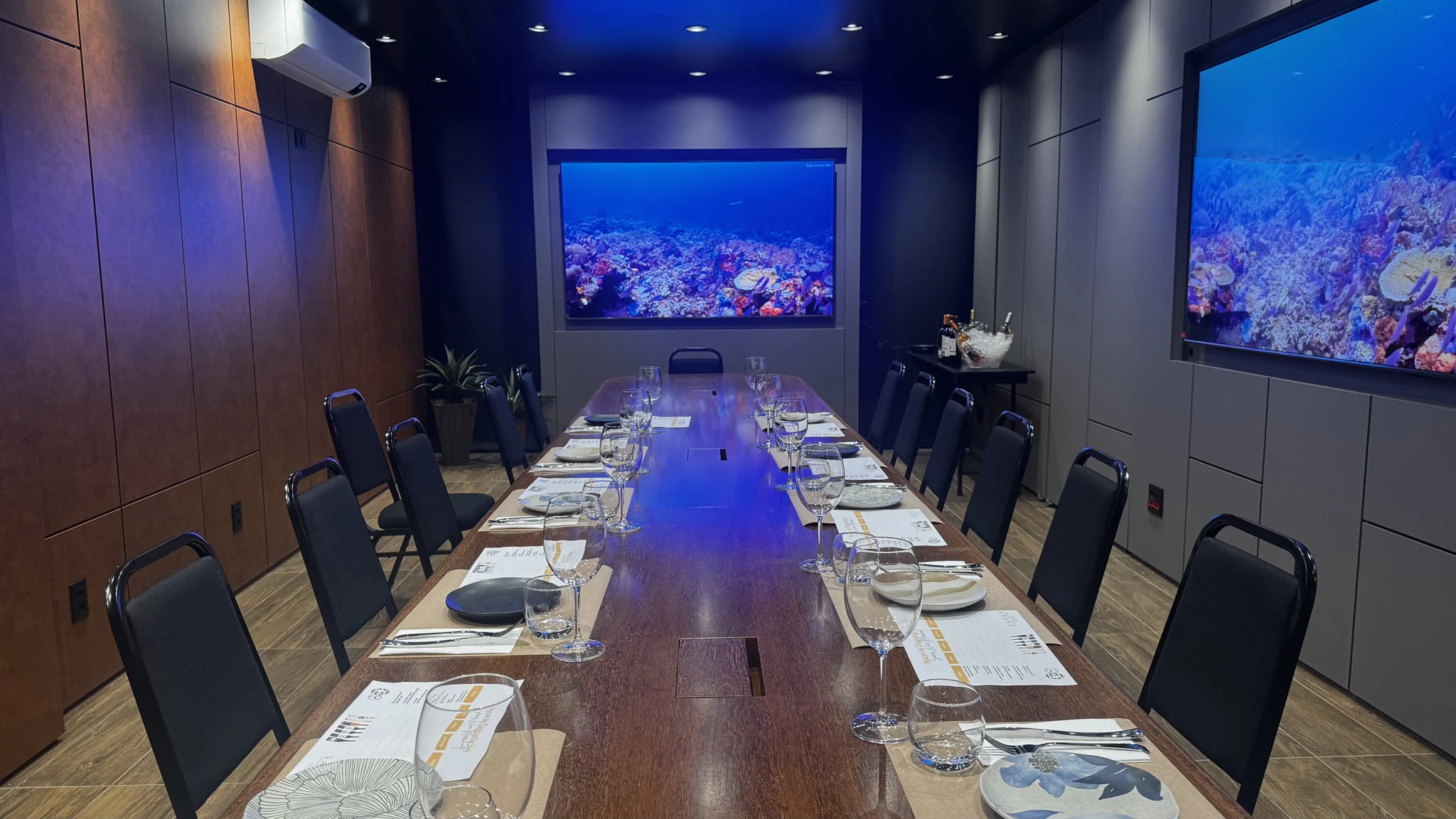 Mesa completa montada para festa com menu impresso no Espaço Convivium Vila Olímpia