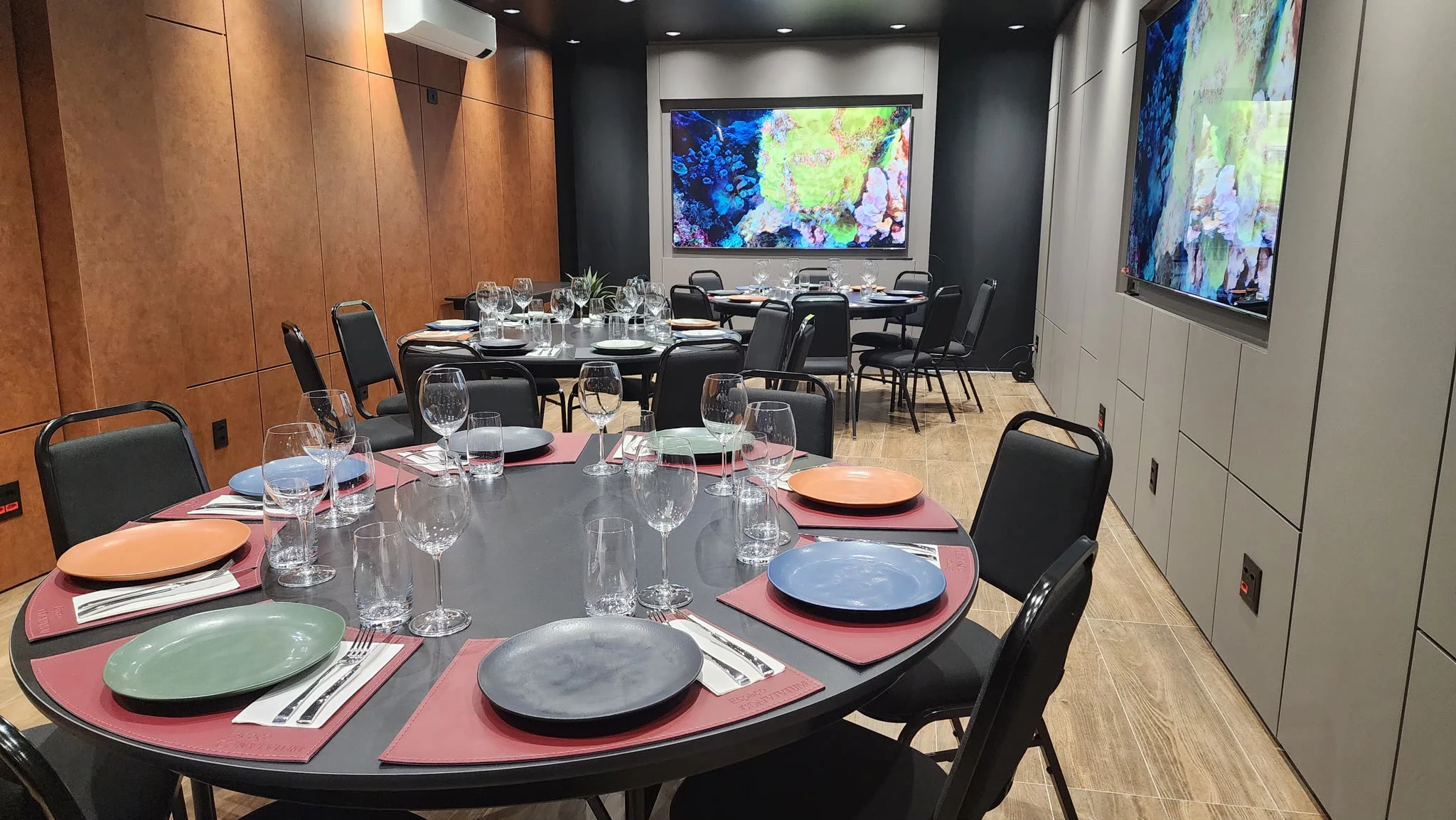 Espaço Convivivum mini wedding com mesa redondas para 30 pessoas
