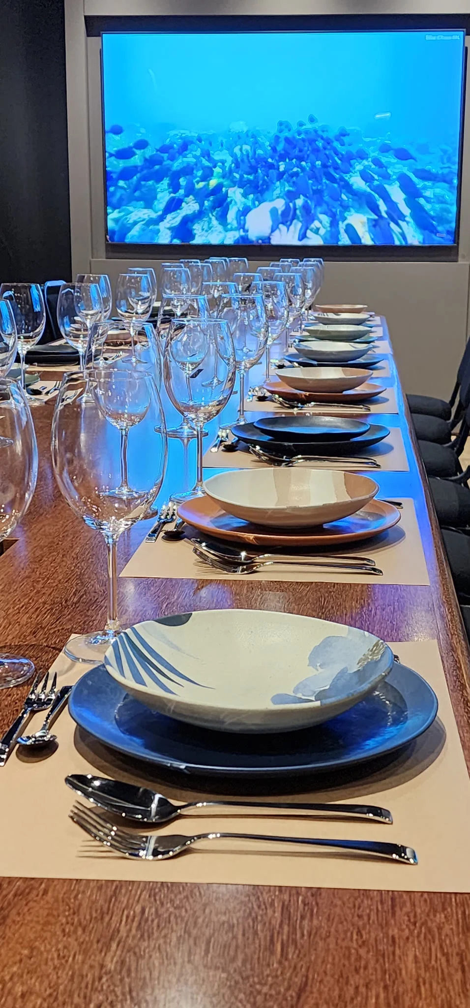 Taças de cristal e mesa posta para confraternização de empresa no Espaço Convivium