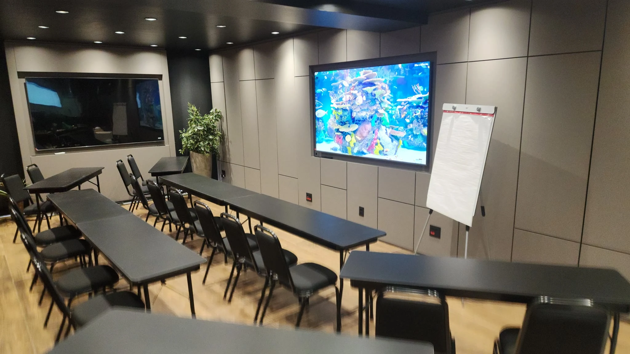 Sala em fileiras com tela para apresentação em evento corporativo no Espaço Convivium