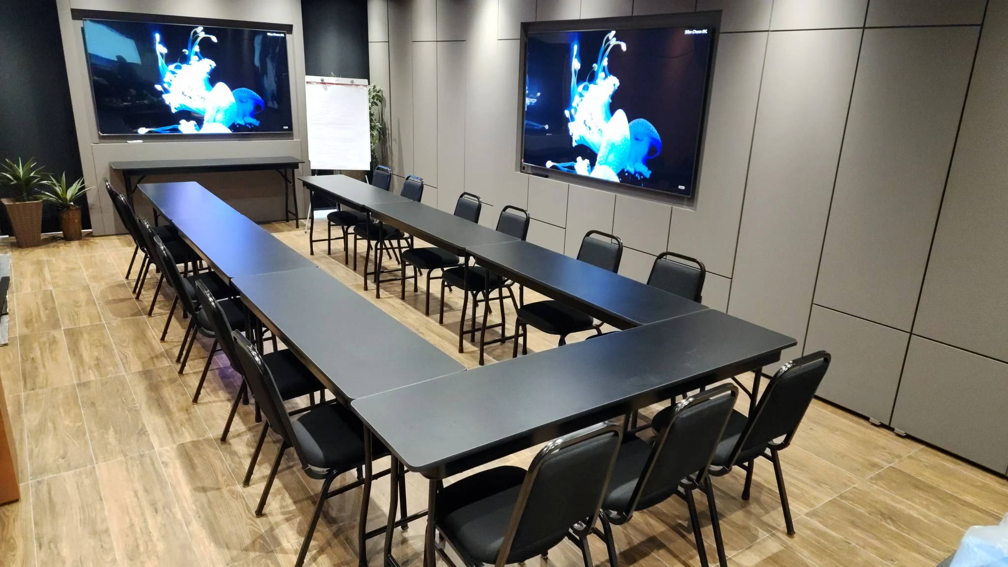 Detalhe de mesa em U montada para reunião corporativa no Espaço Convivium