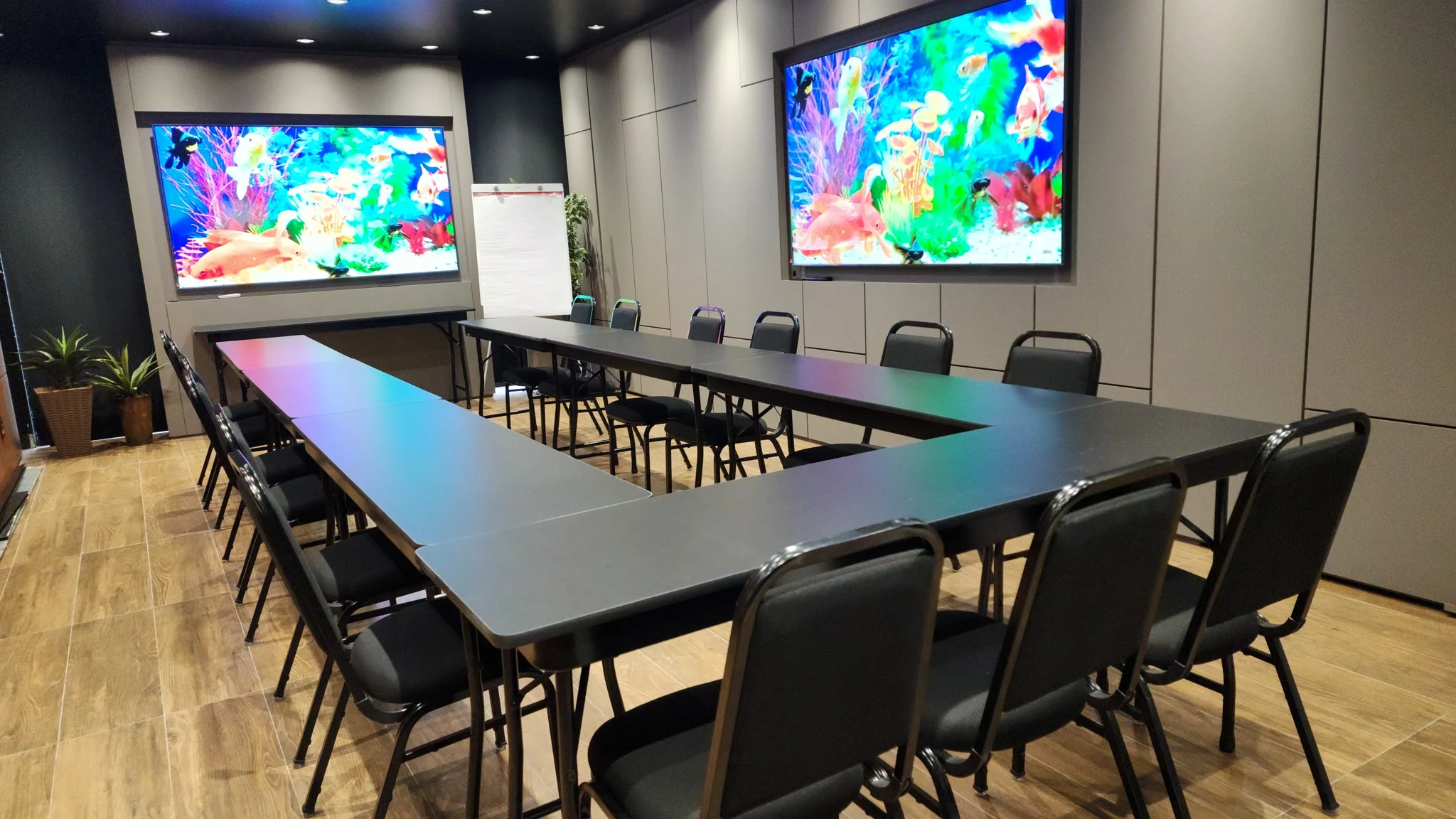 Sala montada em formato de mesa U para reunião corporativa no Espaço Convivium, Vila Olímpia