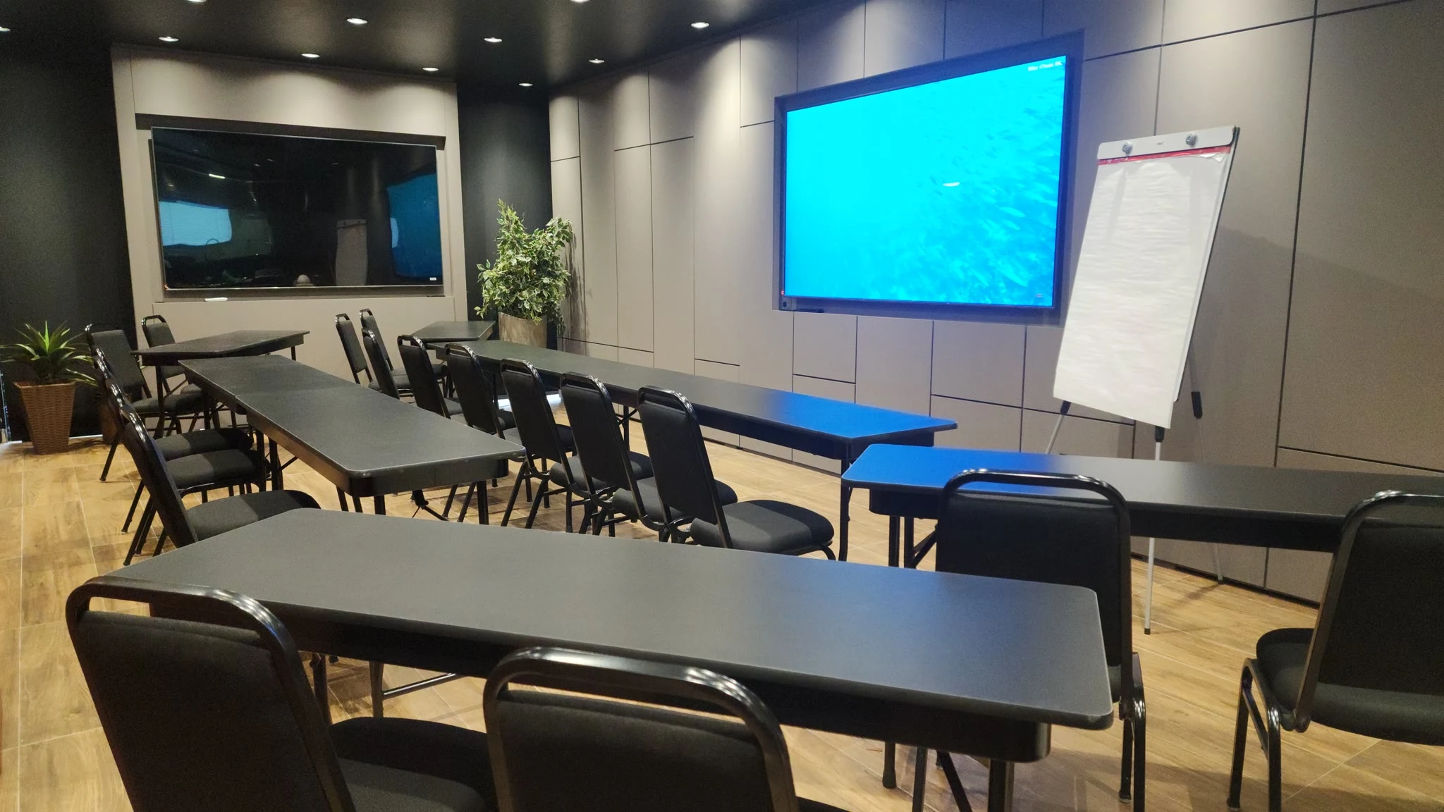 Workshop empresarial em andamento no Espaço Convivium, com participantes reunidos em mesa de trabalho